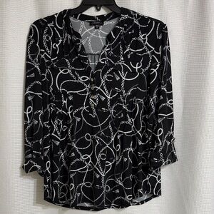 Like New, Cocomo black & white 3/4 length sleeve top. Size XL.